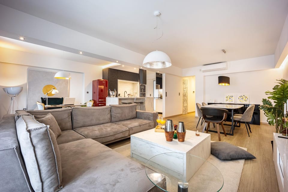 TV and multimedia, Kitchen or kitchenette, Living room, Seating area, Dining area