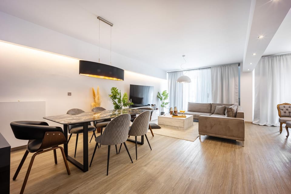 TV and multimedia, Living room, Seating area, Dining area