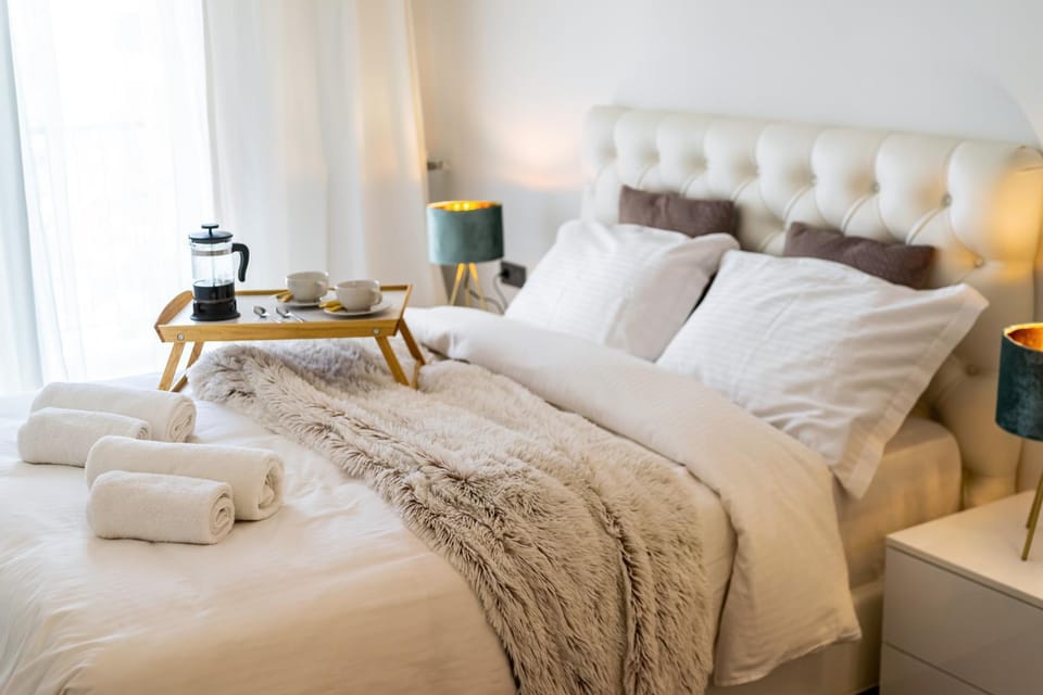 Bed, Bedroom, towels