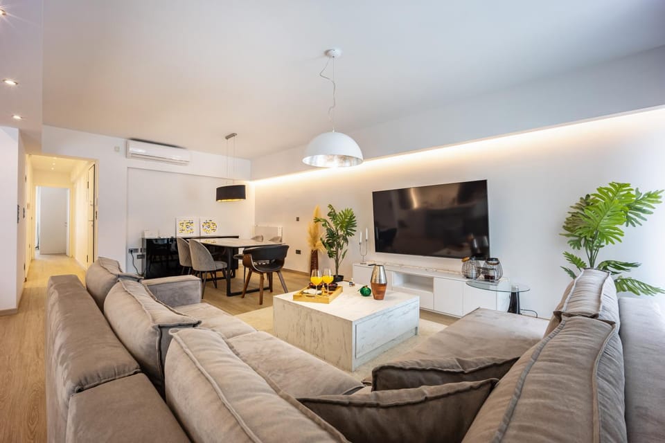 TV and multimedia, Living room, Seating area, Dining area