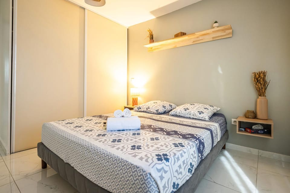 Bed, Photo of the whole room, Bedroom, towels