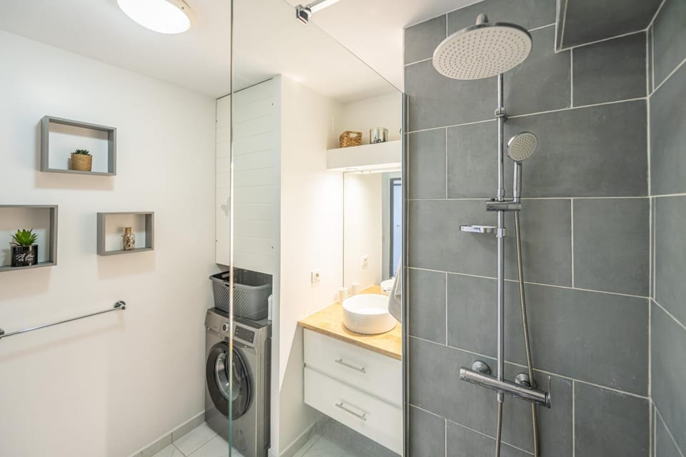Shower, towels, washing machine