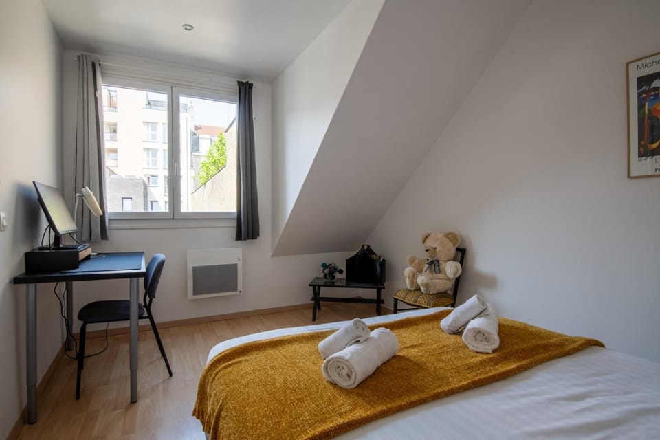 Bed, TV and multimedia, Photo of the whole room, Bedroom, towels