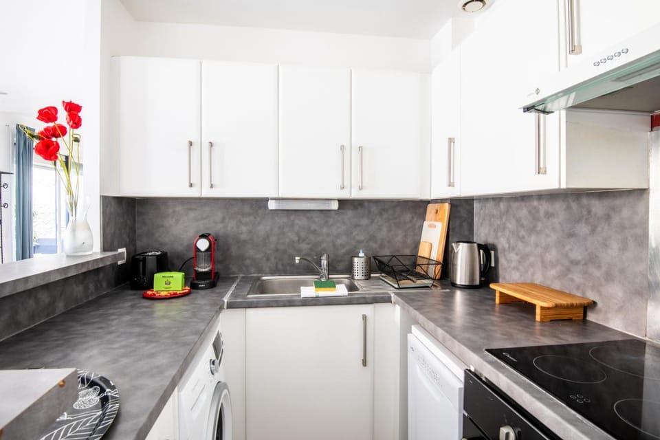 Kitchen or kitchenette, oven, stove, washing machine