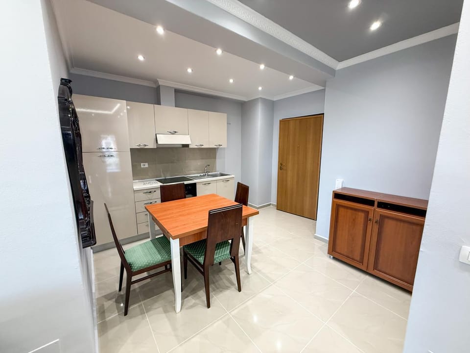 Kitchen or kitchenette, Seating area, Dining area, oven