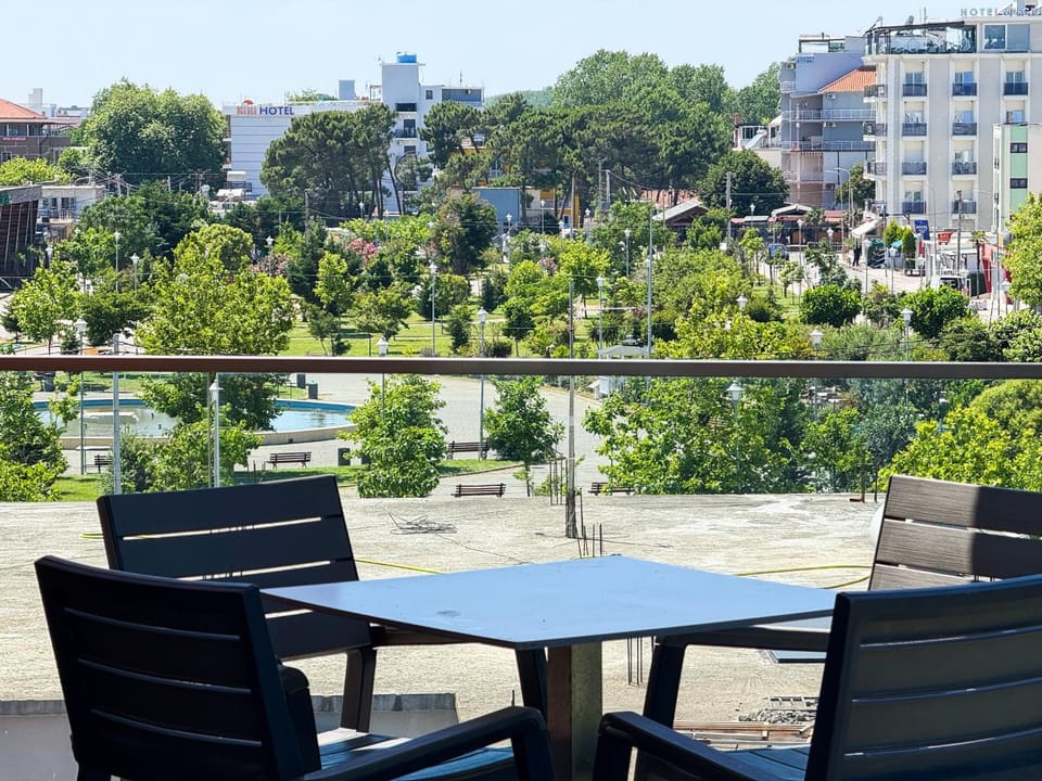 Property building, Day, Natural landscape, View (from property/room), Balcony/Terrace, Dining area, City view