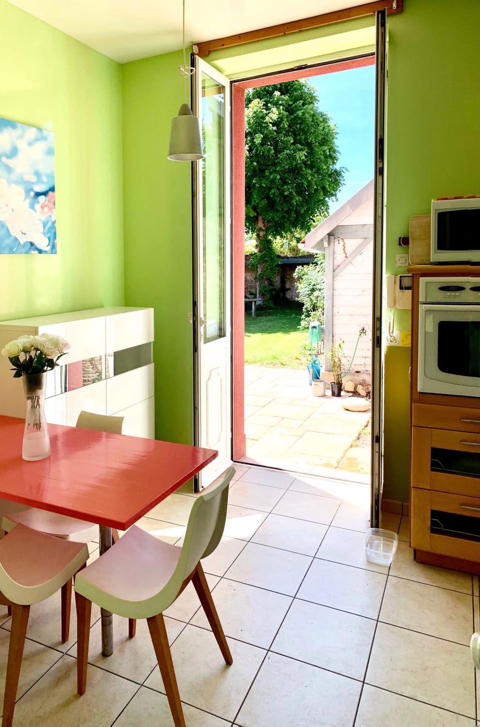Kitchen or kitchenette, Dining area