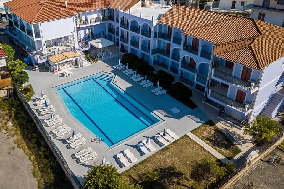 Property building, Bird's eye view, Pool view, Swimming pool, sunbed
