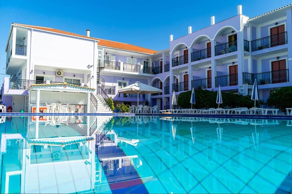 Property building, Day, Pool view, Swimming pool, sunbed
