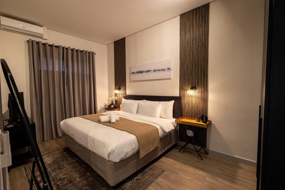 Bed, TV and multimedia, Photo of the whole room, Bedroom, towels