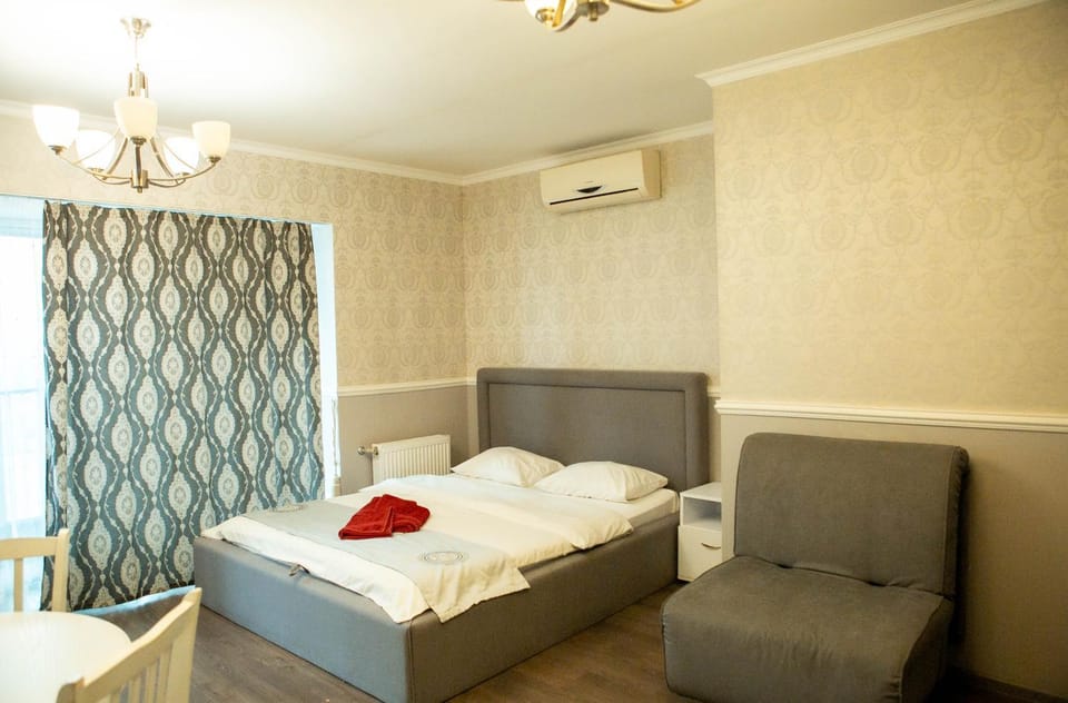 Bed, Photo of the whole room, towels