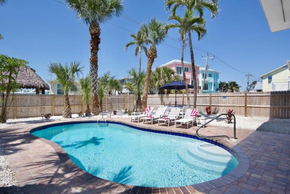 Patio, Swimming pool, sunbed