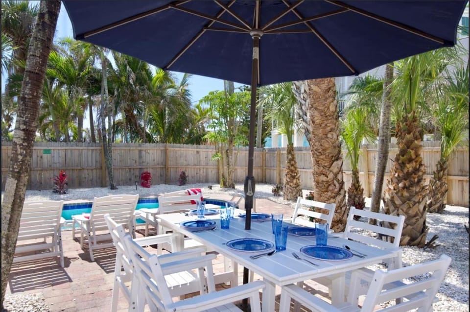 Patio, Dining area, Swimming pool