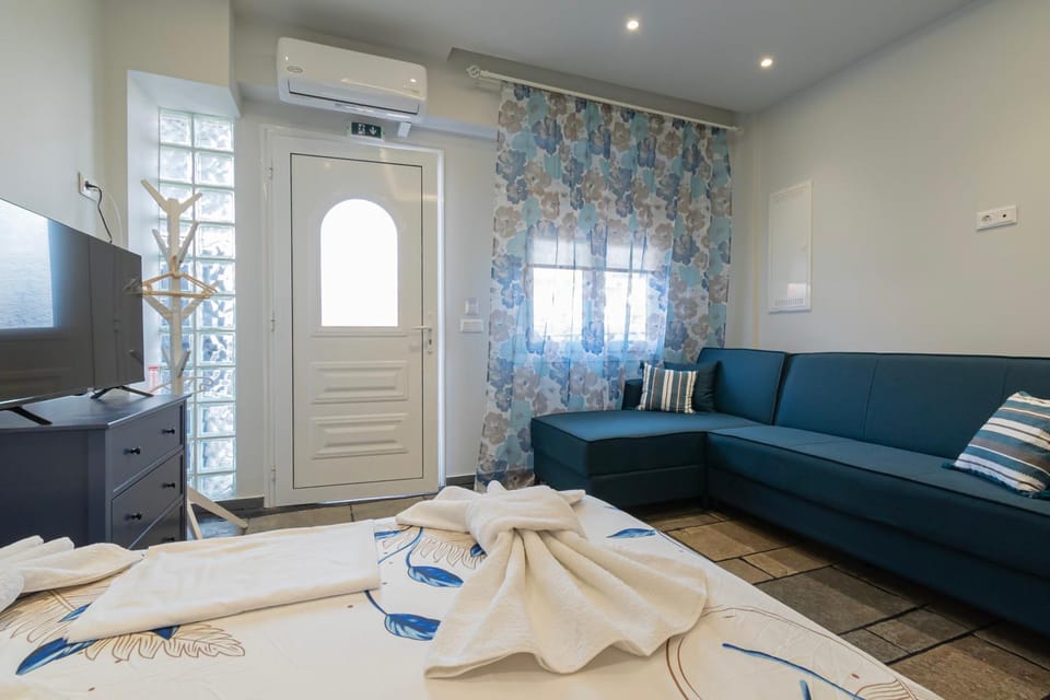 TV and multimedia, Living room, Photo of the whole room, Seating area, air conditioner