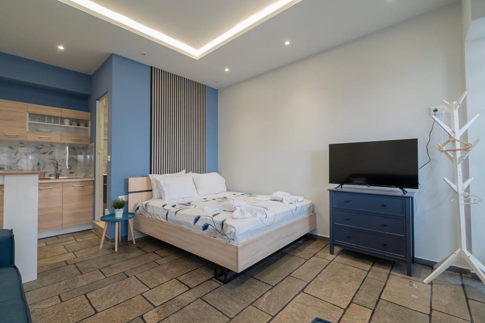 Bed, TV and multimedia, Photo of the whole room, Bedroom, towels
