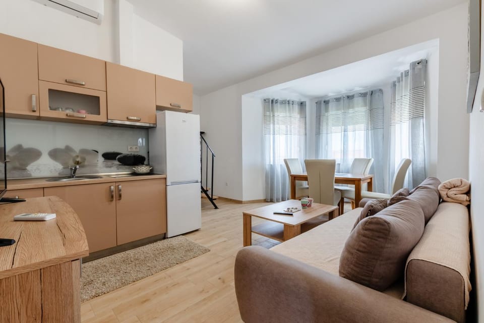 Living room, Seating area, Dining area, stove