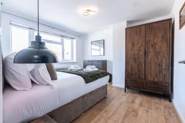 Stylish and comfortable 4-Bedroom Retreat in the Heart of Chelmsford House in Chelmsford
