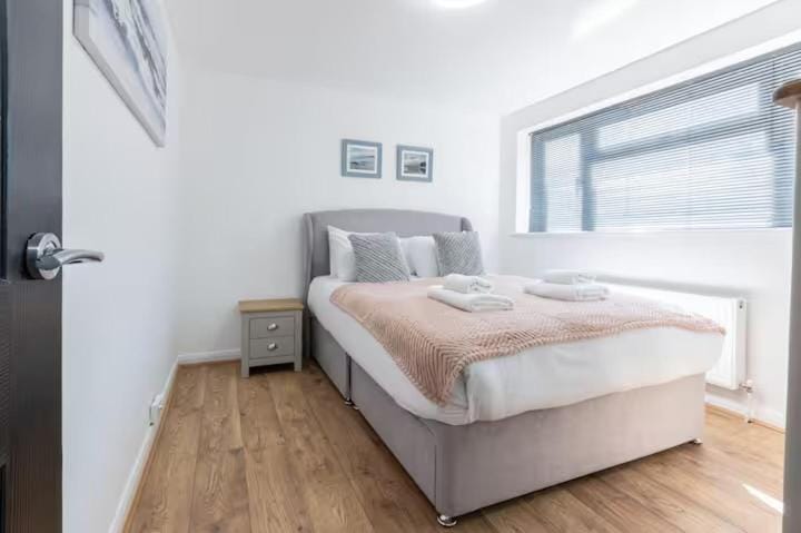 Stylish and comfortable 4-Bedroom Retreat in the Heart of Chelmsford House in Chelmsford