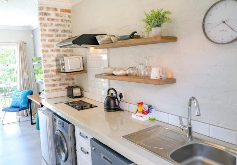Kitchen or kitchenette, dishwasher, minibar, stove, toaster