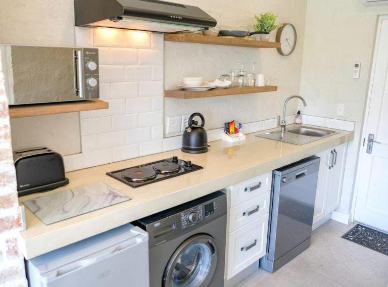Kitchen or kitchenette, dishwasher, minibar, stove, toaster, washing machine