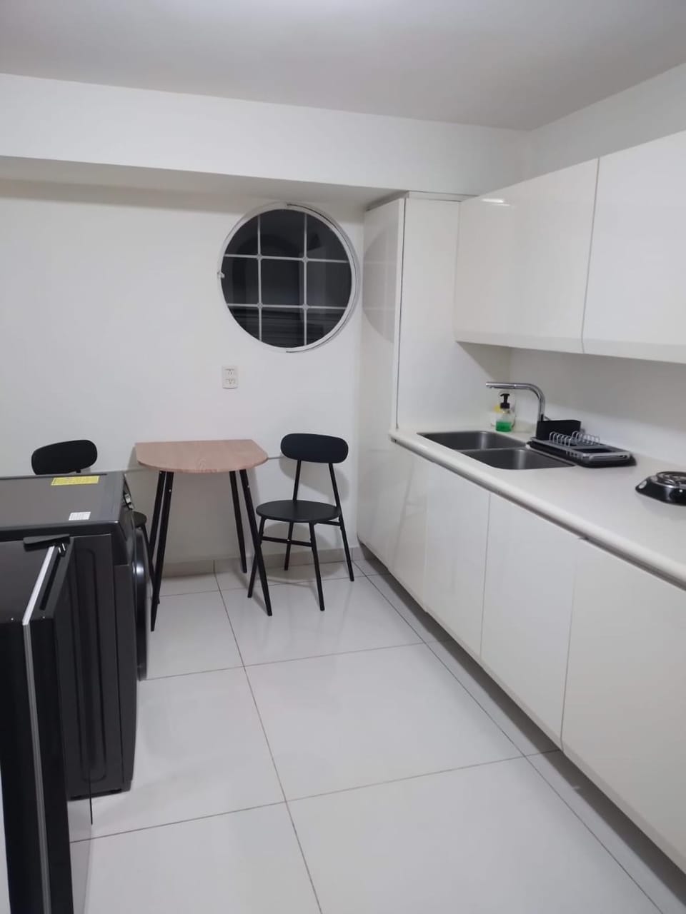 Kitchen or kitchenette, minibar