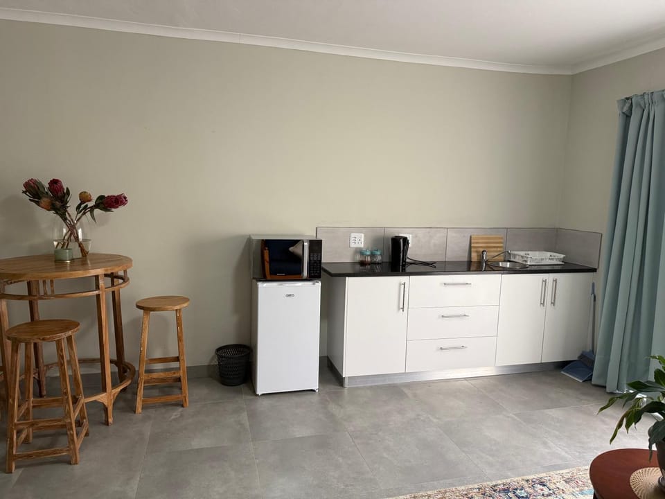 Coffee/tea facilities, Kitchen or kitchenette, Dining area