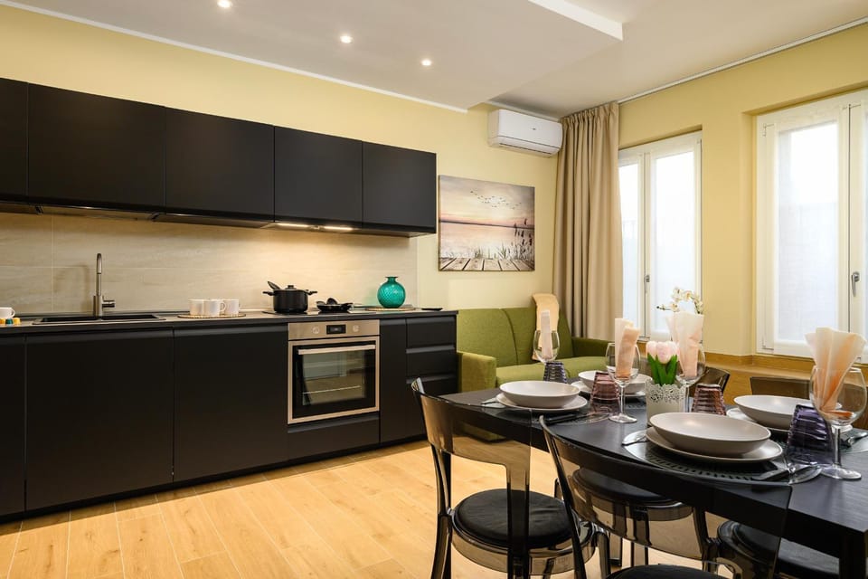 Kitchen or kitchenette, Living room, Seating area, Dining area