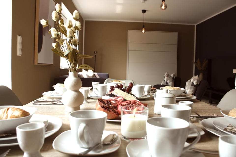 Coffee/tea facilities, Living room, Seating area, Dining area