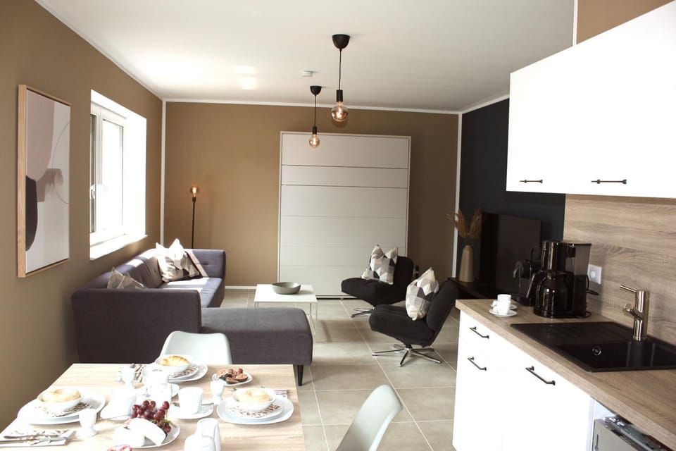 Bed, Coffee/tea facilities, Kitchen or kitchenette, Living room, Photo of the whole room, Seating area, Dining area, Bedroom