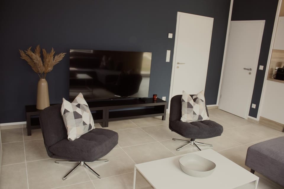 TV and multimedia, Living room, Seating area, Evening entertainment