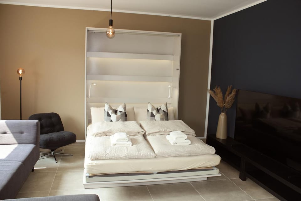 Bed, Living room, Photo of the whole room, Seating area, Bedroom, towels