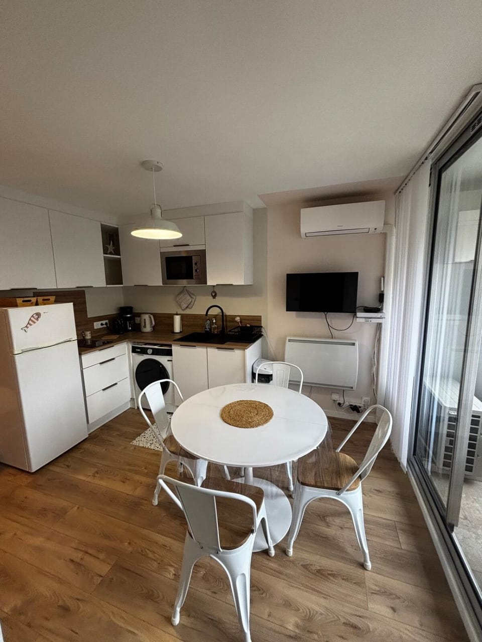 Kitchen or kitchenette, Dining area