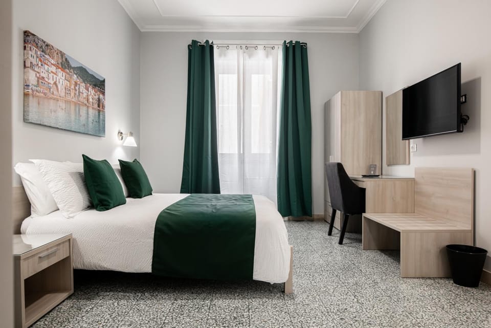 Bed, TV and multimedia, Photo of the whole room, Bedroom