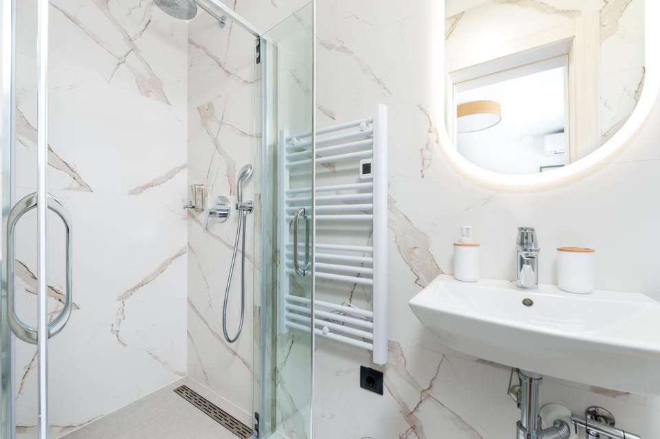 Shower, Toilet, Bathroom, towels