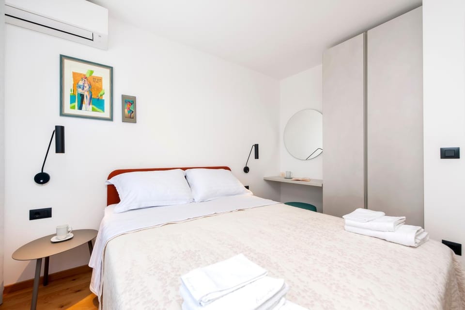 Bed, Photo of the whole room, Bedroom, towels, wardrobe, air conditioner