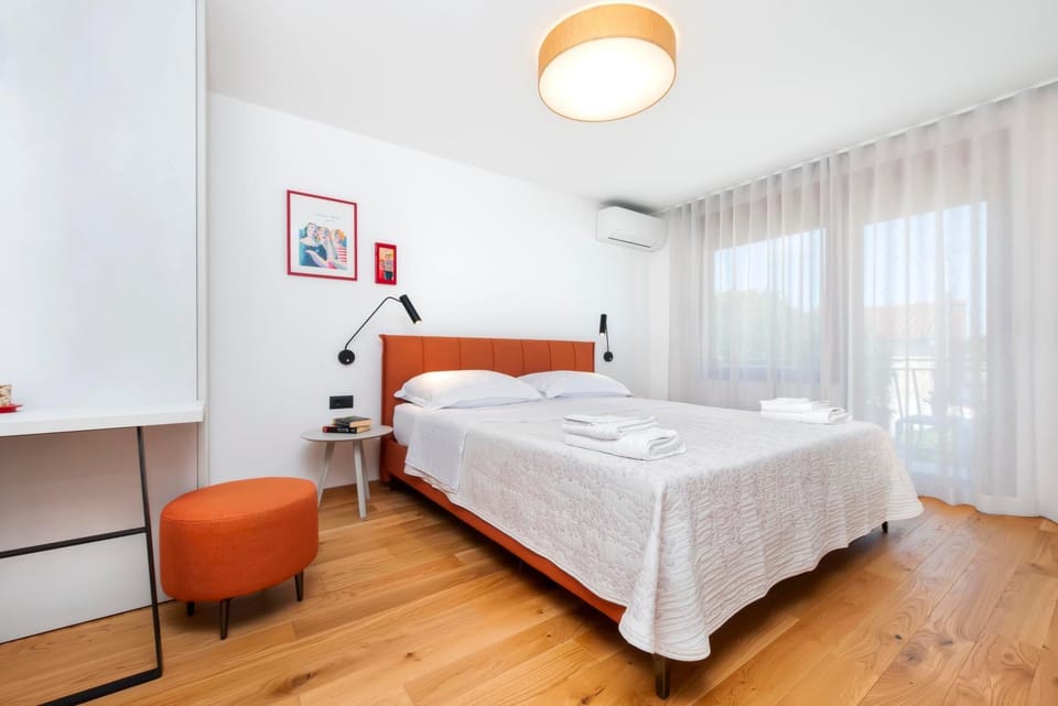 Bed, Photo of the whole room, Bedroom, towels, air conditioner