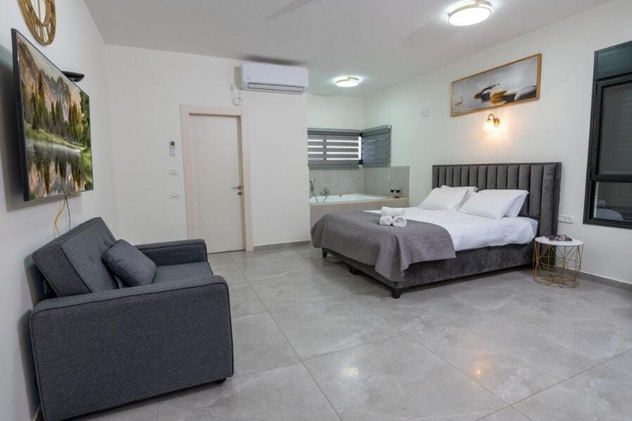 Bed, Living room, Bedroom, towels, air conditioner