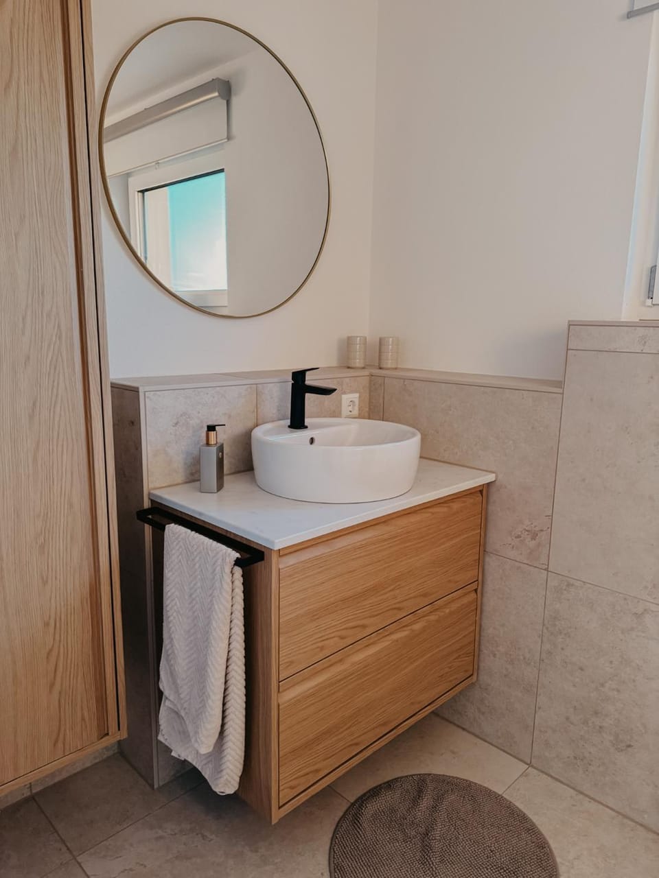 Bathroom, towels