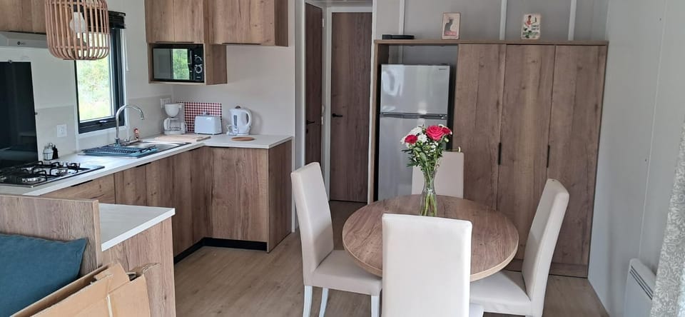 Coffee/tea facilities, Kitchen or kitchenette, Dining area, oven, stove, toaster