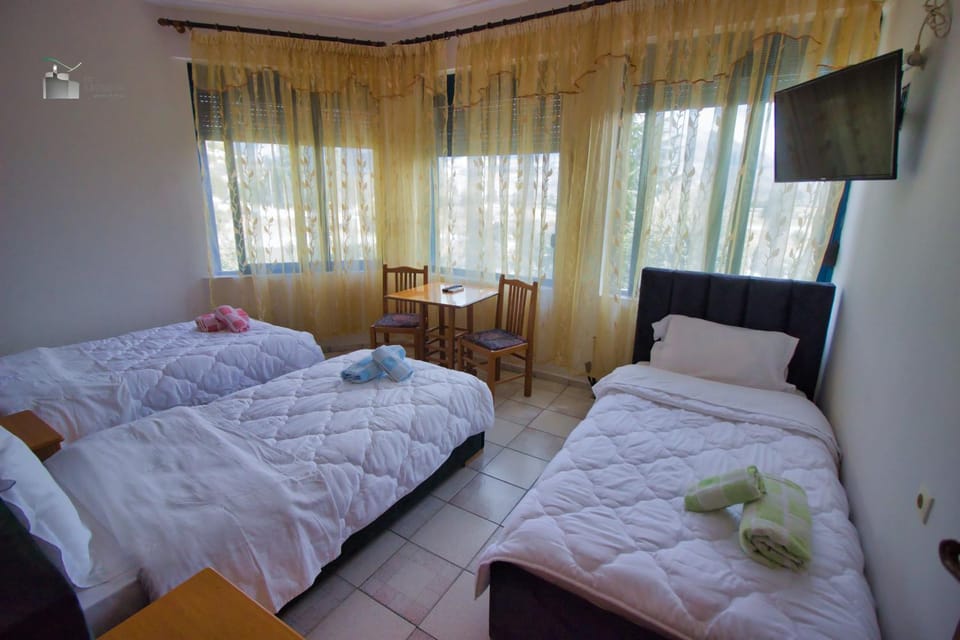 Bed, TV and multimedia, Photo of the whole room, Bedroom, towels