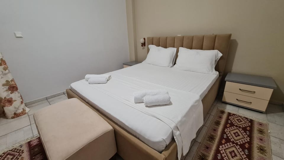 Bed, Bedroom, towels