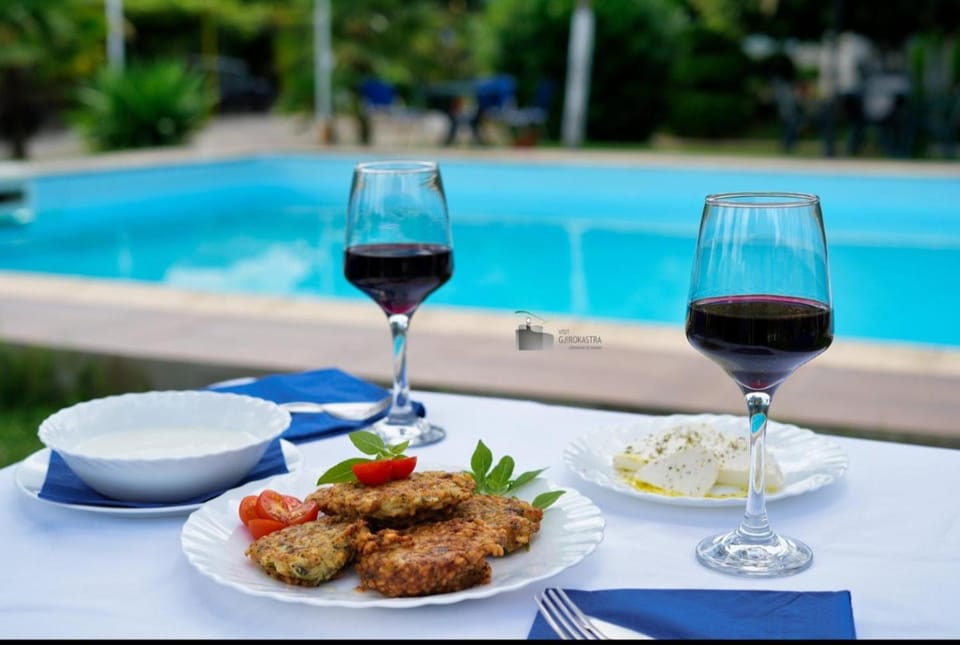 Restaurant/places to eat, Food, Swimming pool, Dinner, Drinks