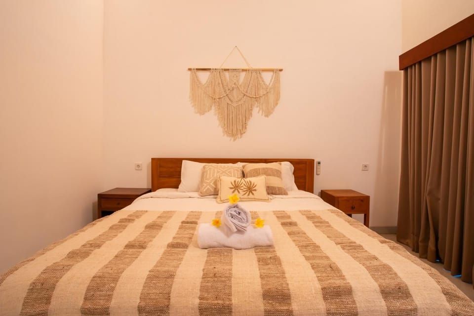 Property building, Bed, People, Photo of the whole room, Bedroom, Guests, Swimming pool, towels