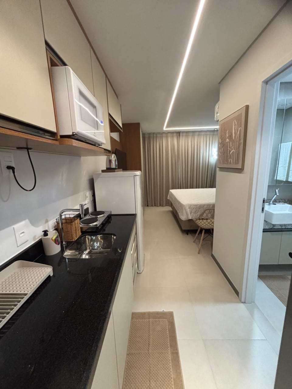 Kitchen or kitchenette, minibar, stove
