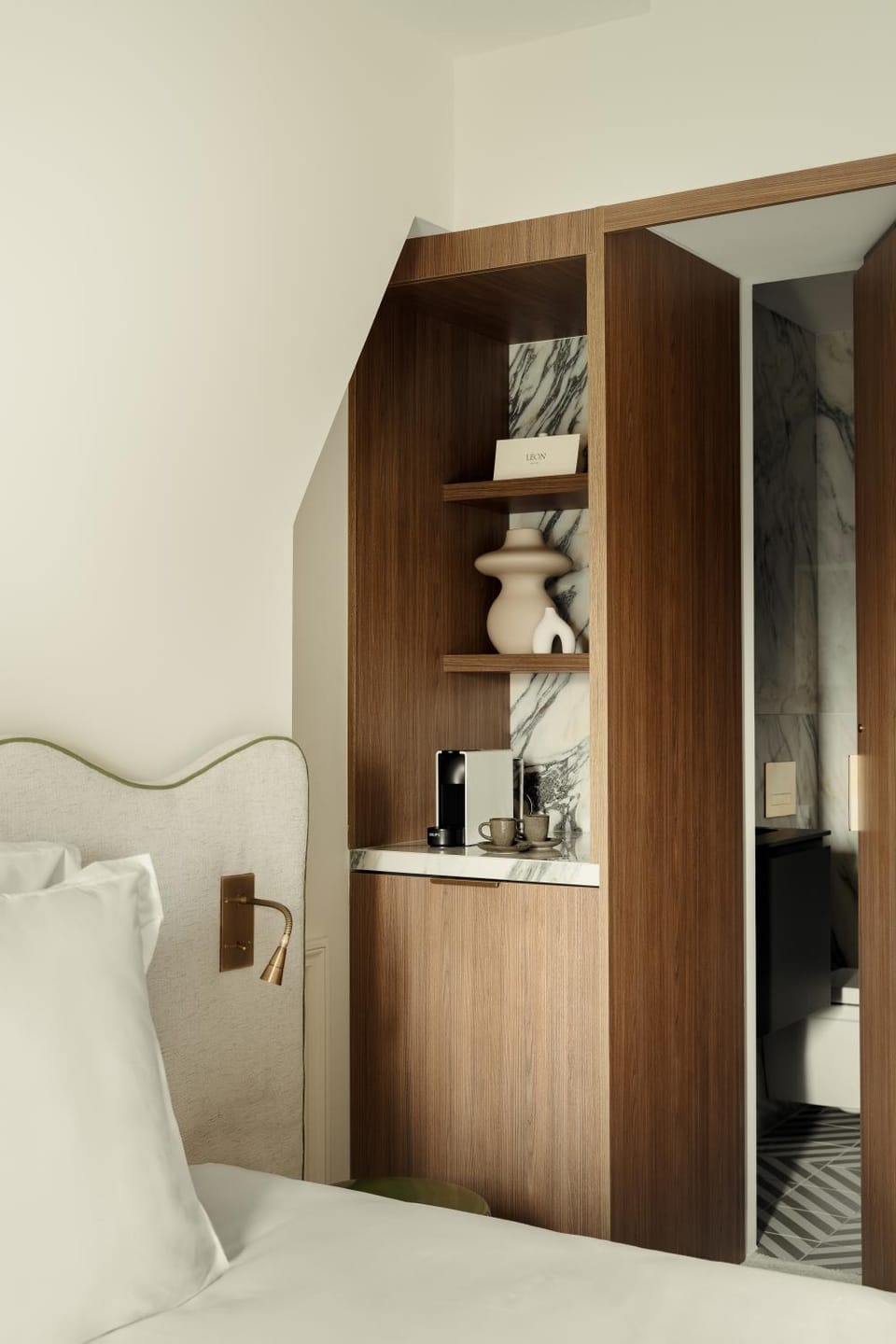 Photo of the whole room, Bedroom, wardrobe
