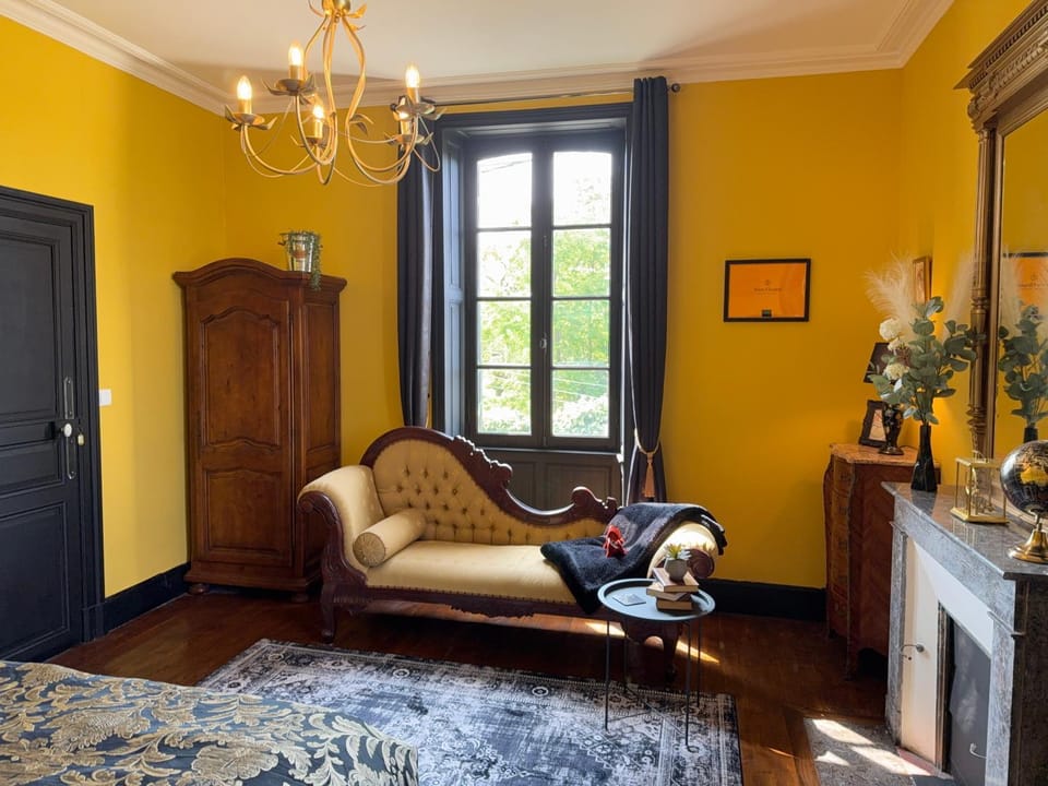 Seating area, Bedroom, wardrobe