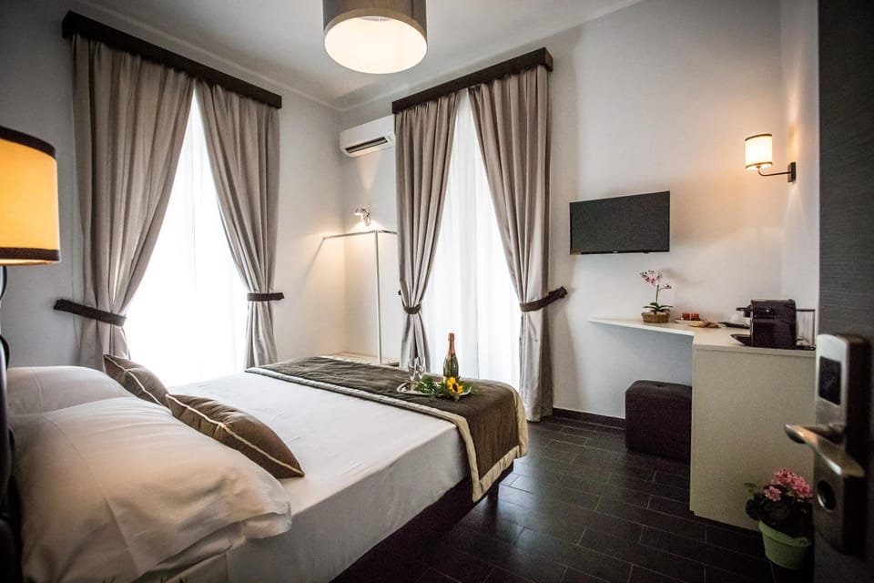 TV and multimedia, Coffee/tea facilities, Balcony/Terrace, Decorative detail, Bedroom
