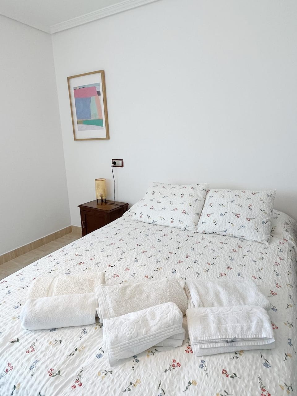 Photo of the whole room, Bedroom, towels