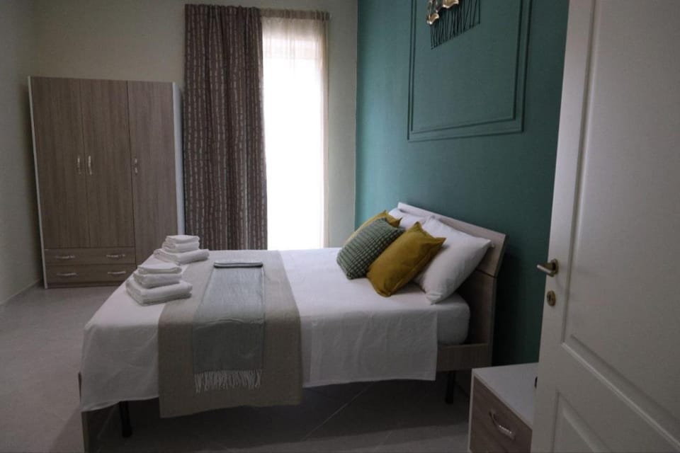 Bed, Bedroom, towels, wardrobe