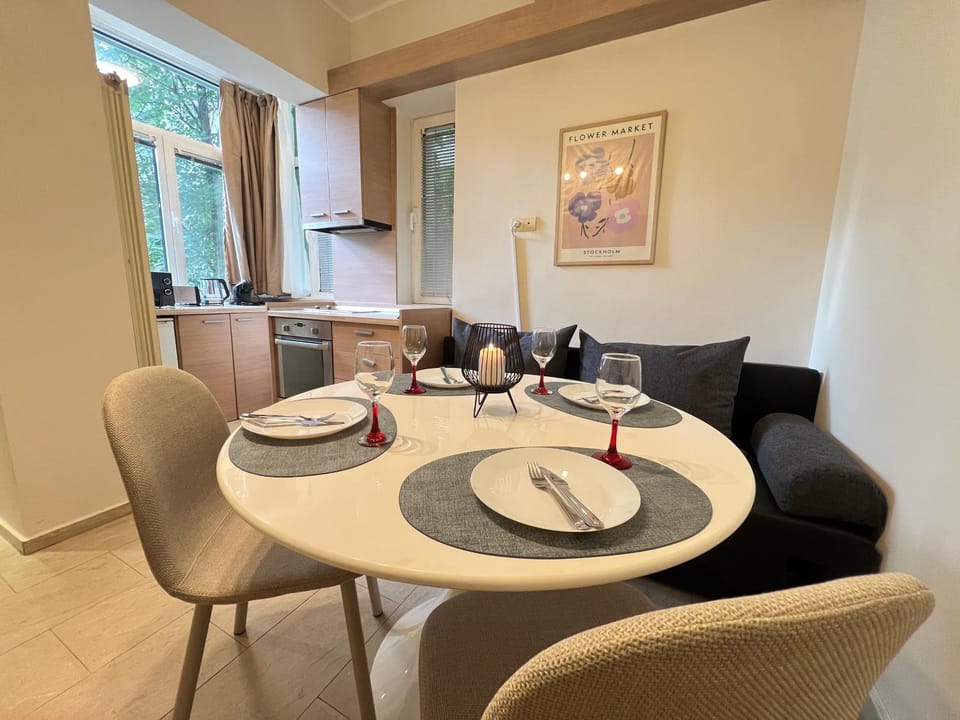 Kitchen or kitchenette, Living room, Seating area, Dining area